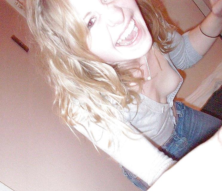 21P Ooops...Downblouse!!