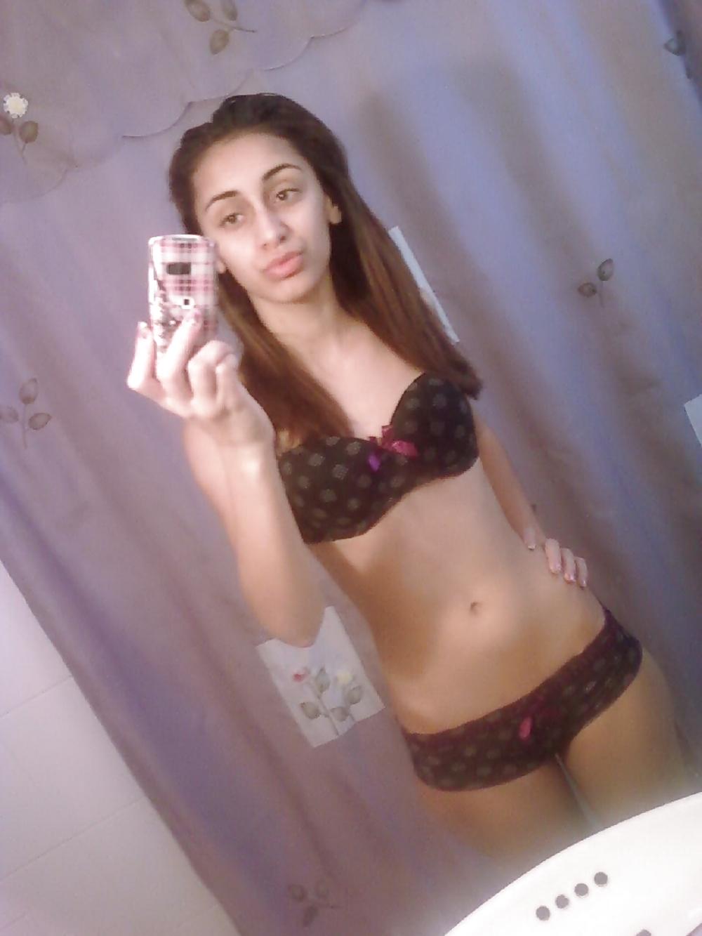 25P ARAB WHORE SELF SHOT