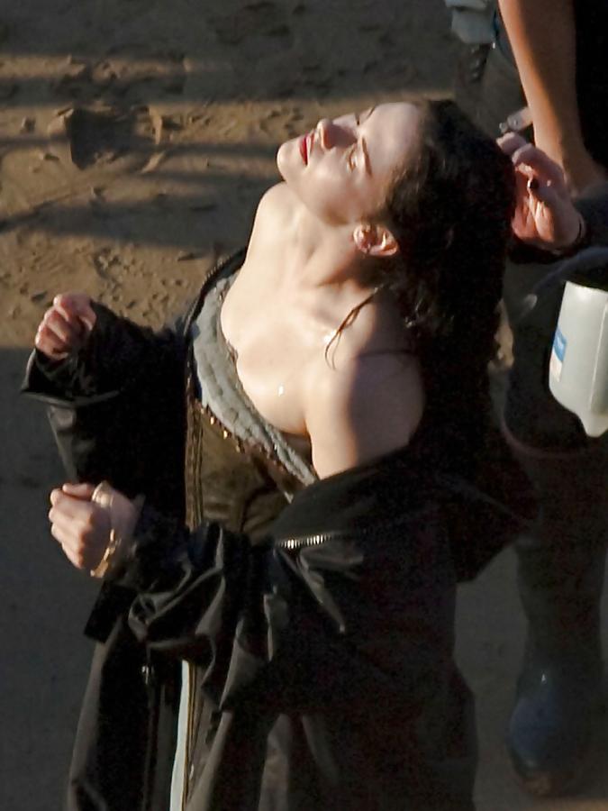 4P Kristen stewart downblouse 