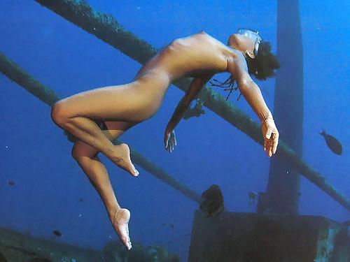 25P Naked & underwater