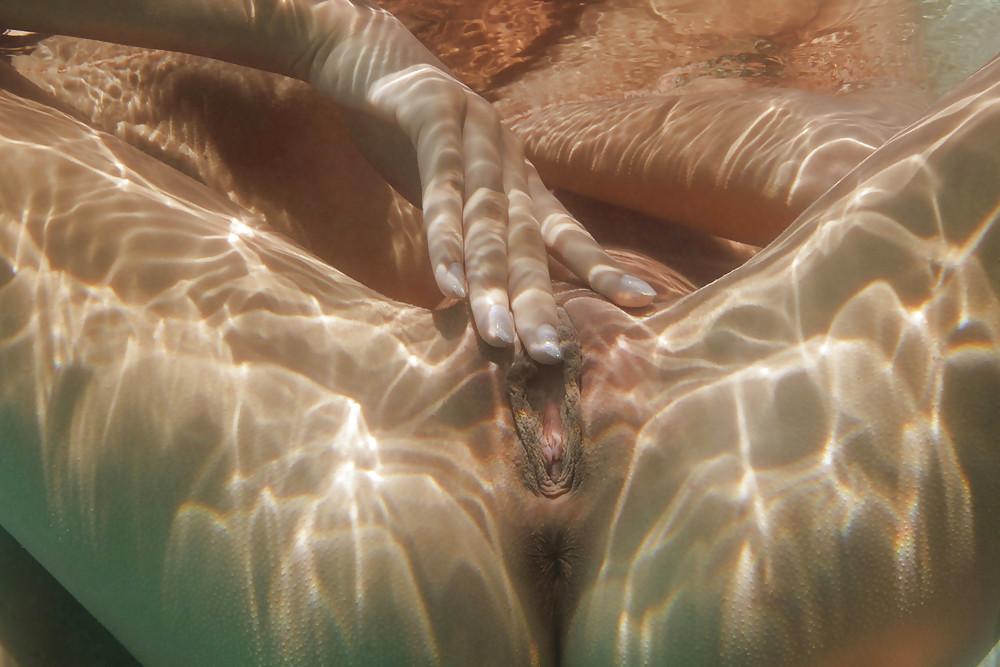 25P Naked & underwater