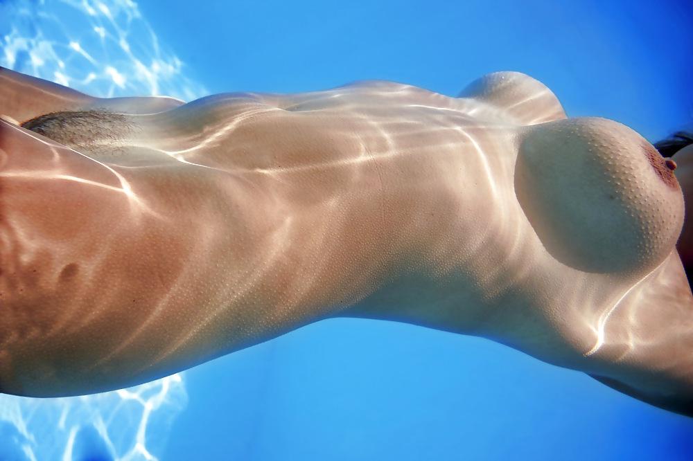 25P Naked & underwater