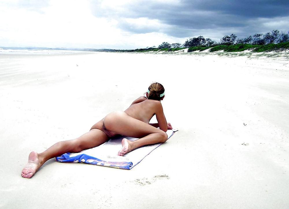 25P NUDE AT THE BEACH