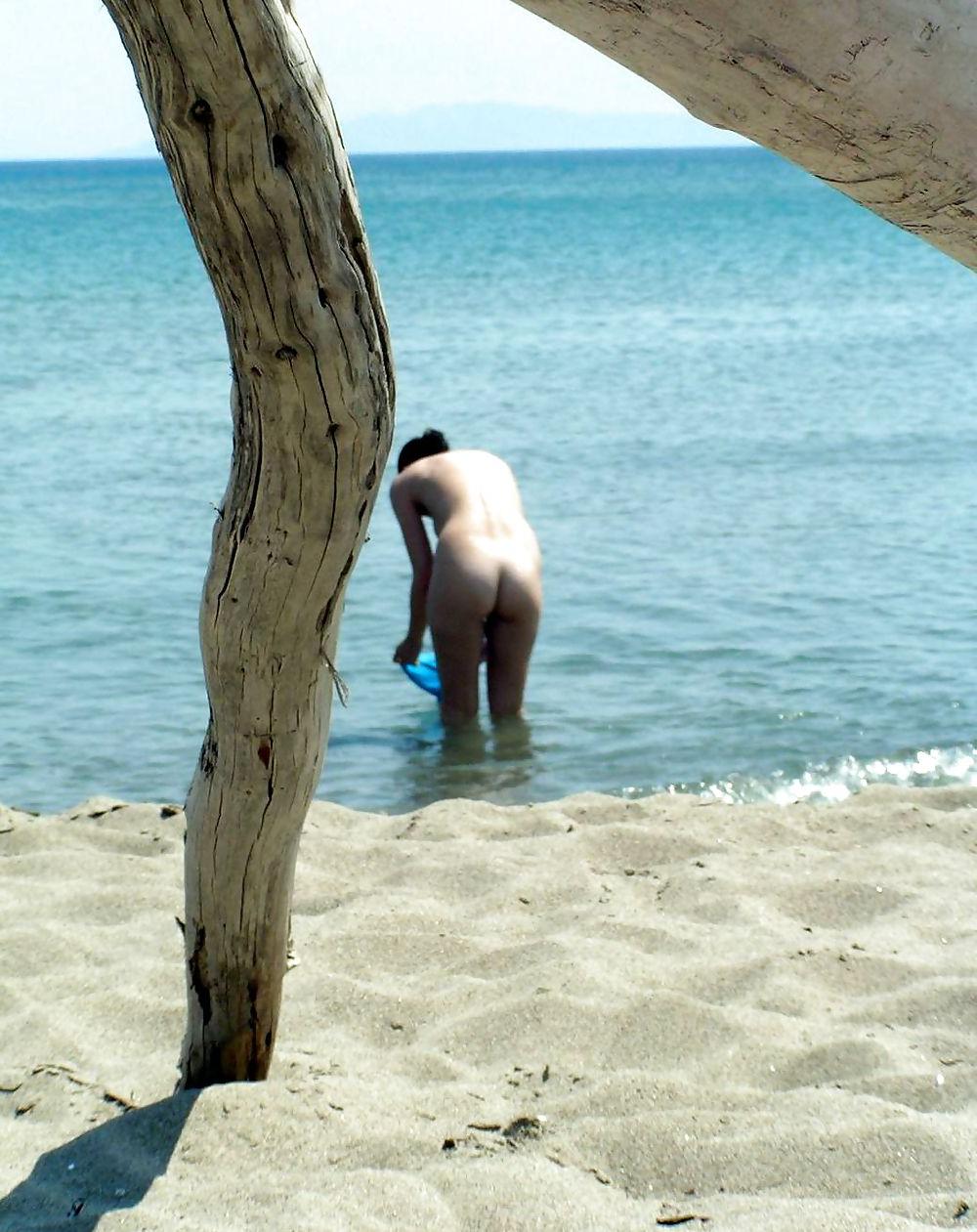 25P NUDE AT THE BEACH
