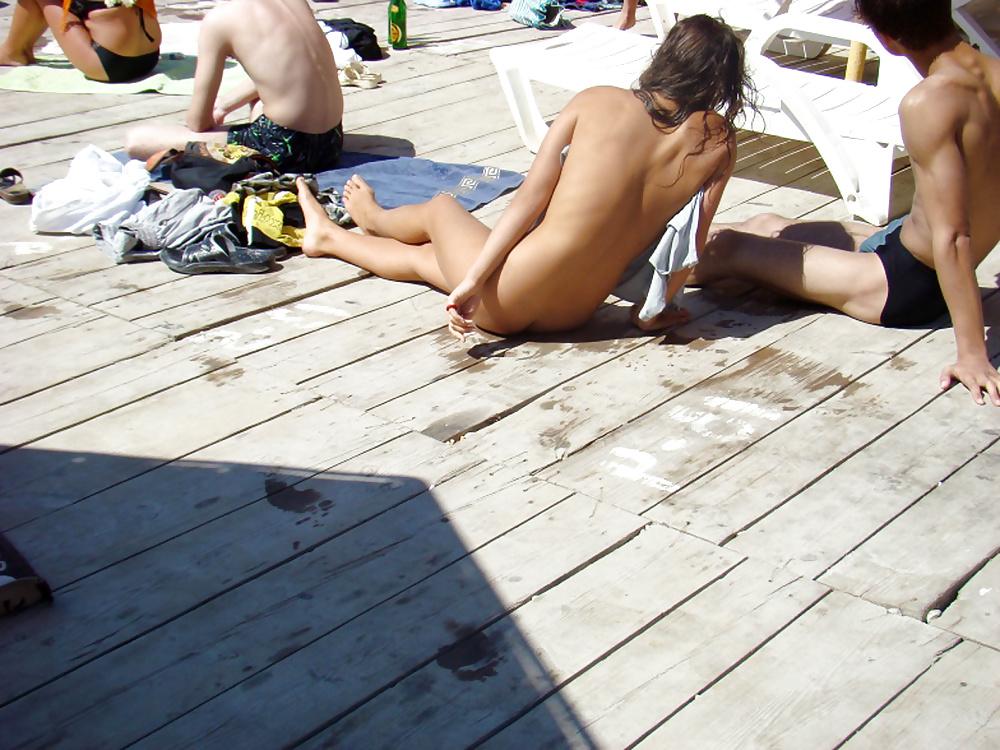 14P CMNF Nackte Frauen vor Zuschauern vorgefuehrt