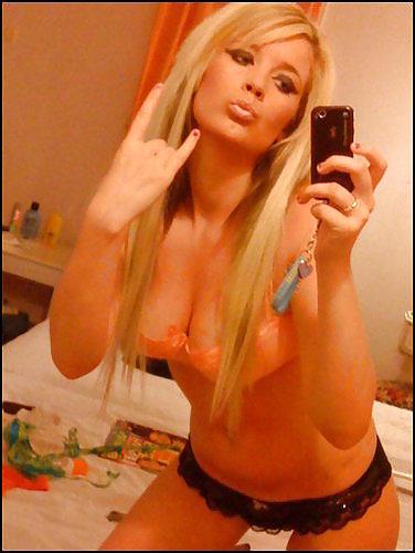7P Hot blond girl self pictures