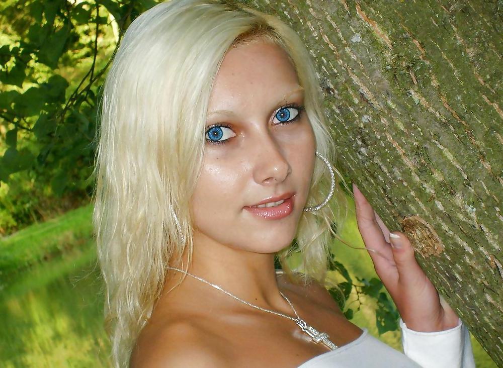 25P Beautiful Girl On Vacation