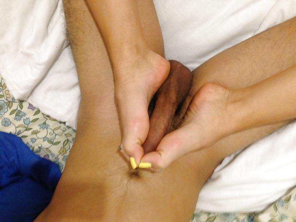 20P Yellow nails footjob + toerings