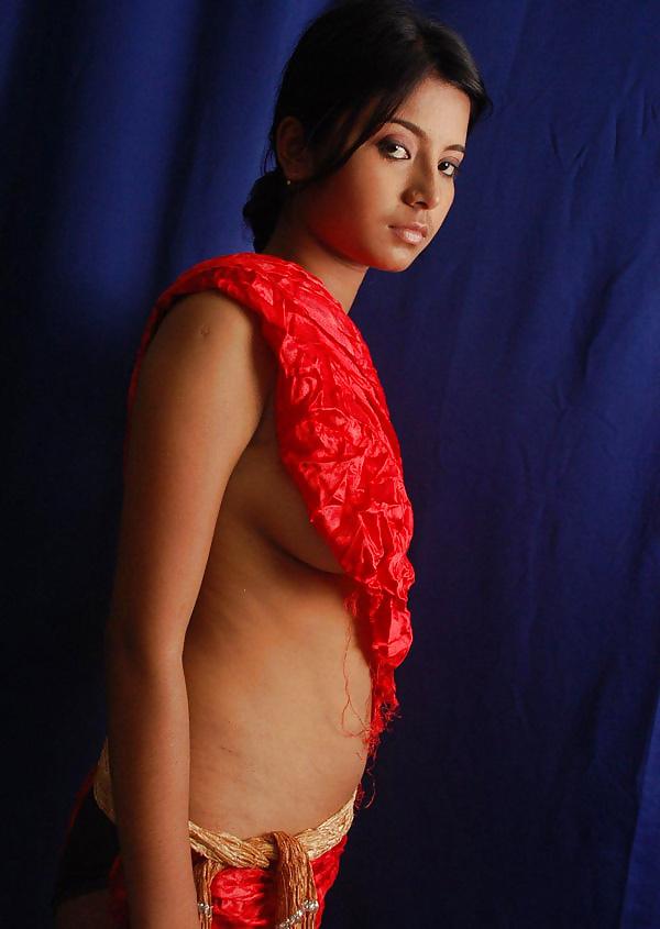 16P Desi Indian Nude Model Showing Boobs Under Saree Pallu