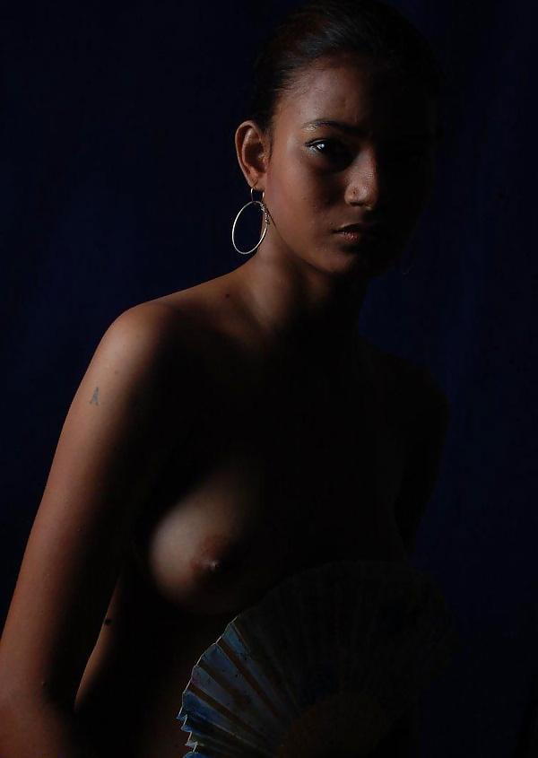 16P Desi Indian Nude Model Showing Boobs Under Saree Pallu