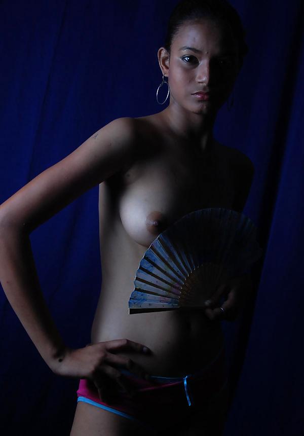 16P Desi Indian Nude Model Showing Boobs Under Saree Pallu