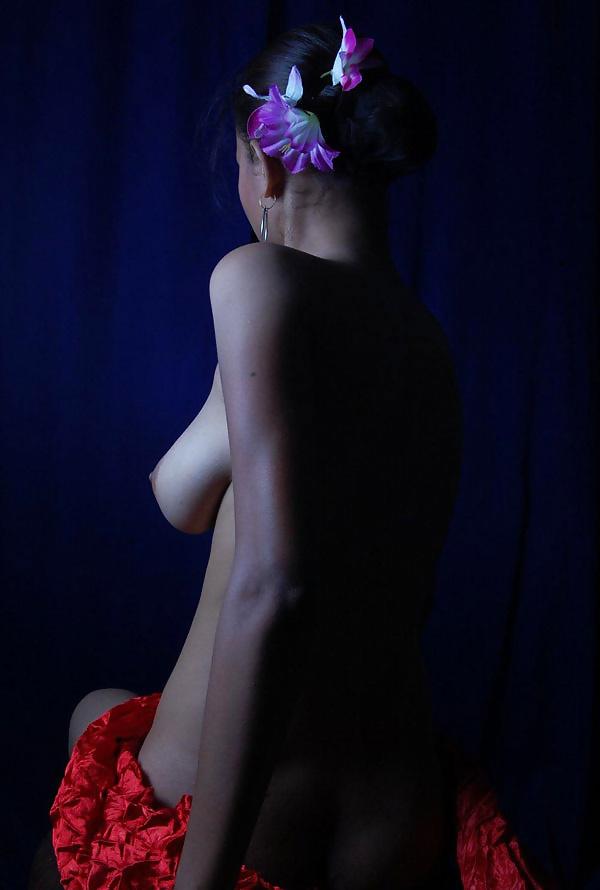 16P Desi Indian Nude Model Showing Boobs Under Saree Pallu