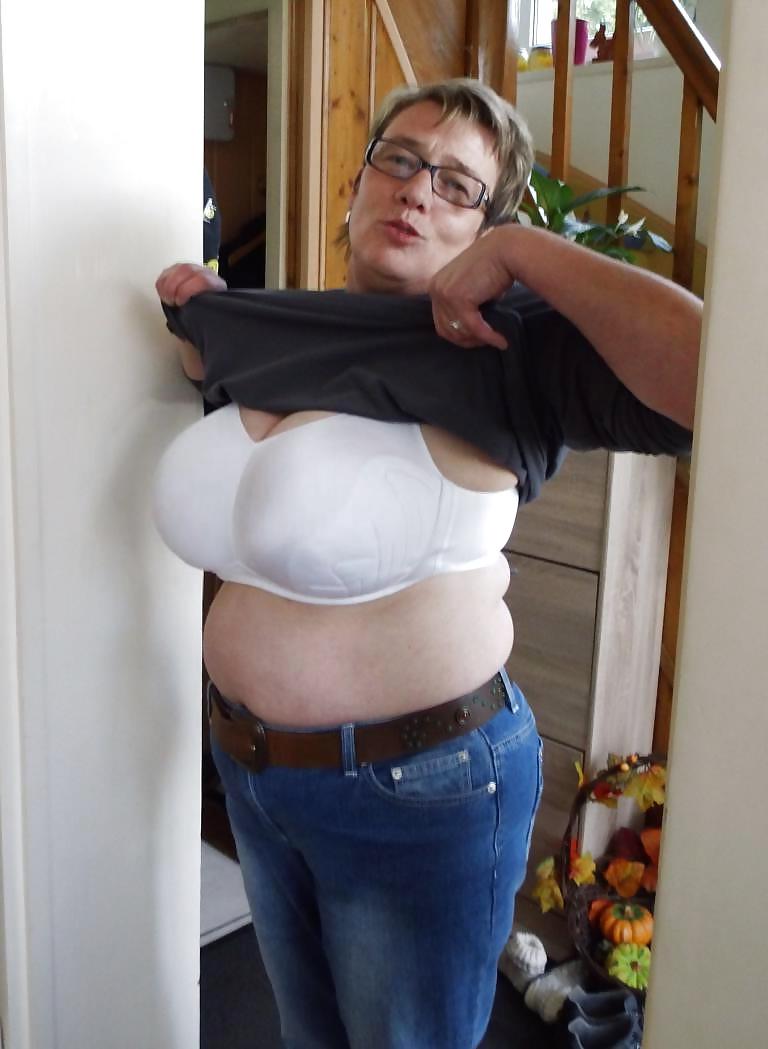 25P Bras on random women 12