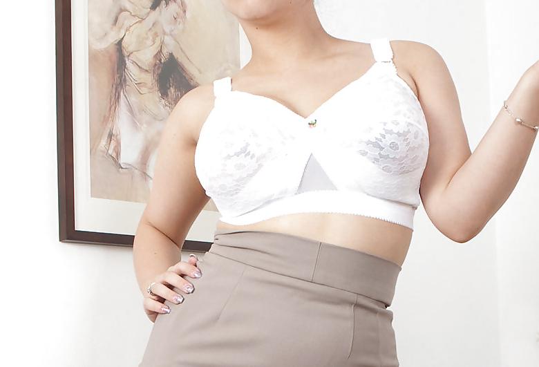 25P Bras on random women 12
