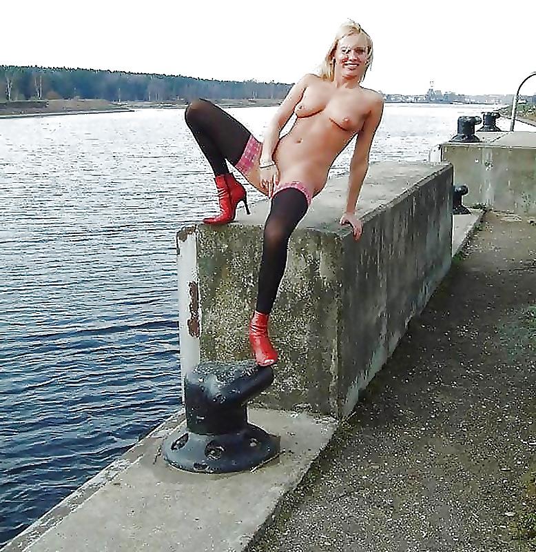 25P Mature, old and young Red shoes