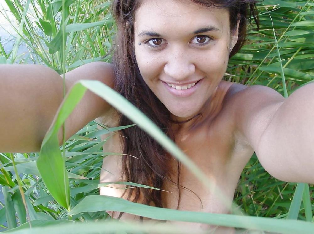 18P Metisse nue au bord du lac