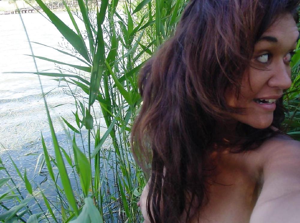 18P Metisse nue au bord du lac