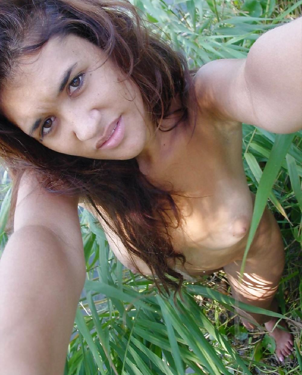 18P Metisse nue au bord du lac