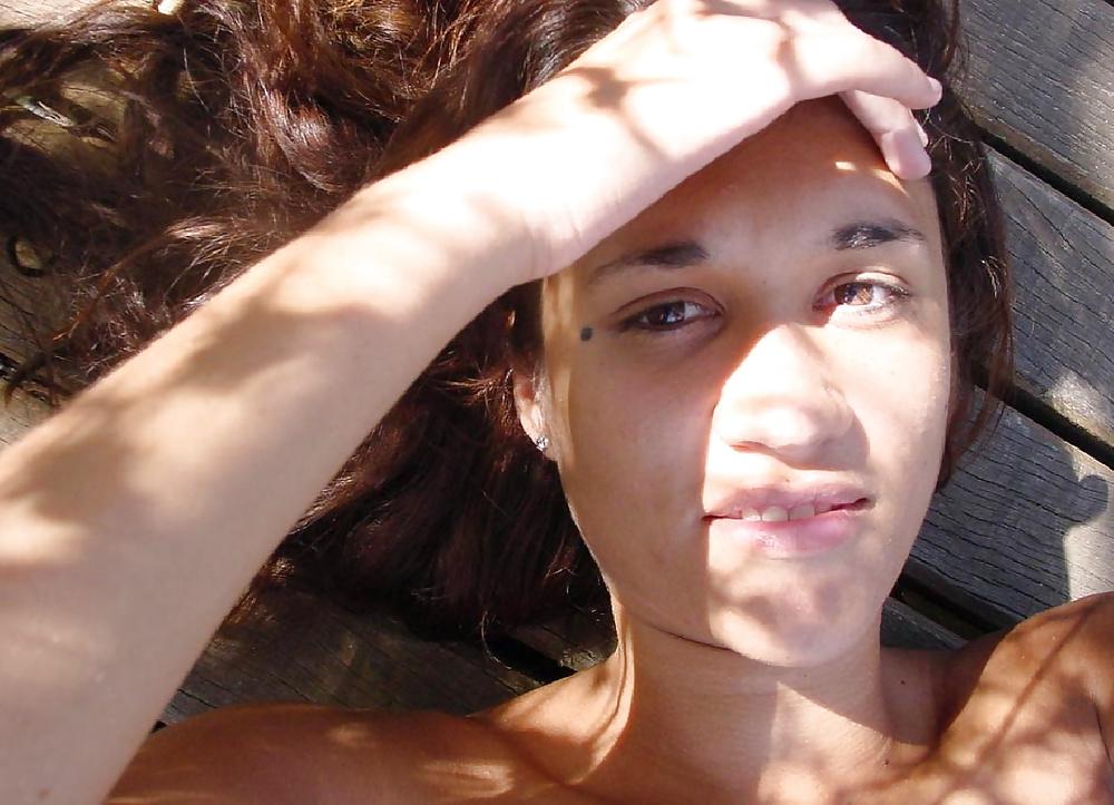 18P Metisse nue au bord du lac