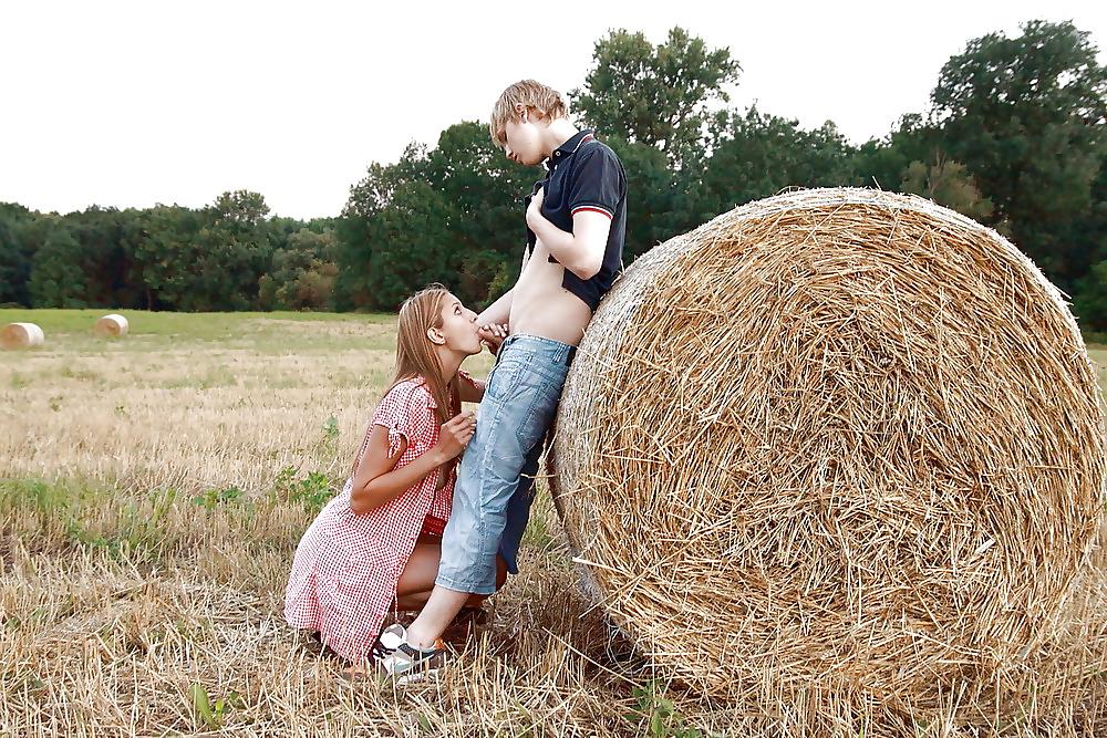 22P Bauernsex auf Strohballen teensex on bale of straw blond 1