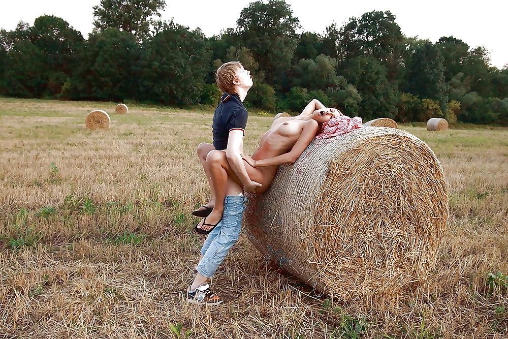22P Bauernsex auf Strohballen teensex on bale of straw blond 1