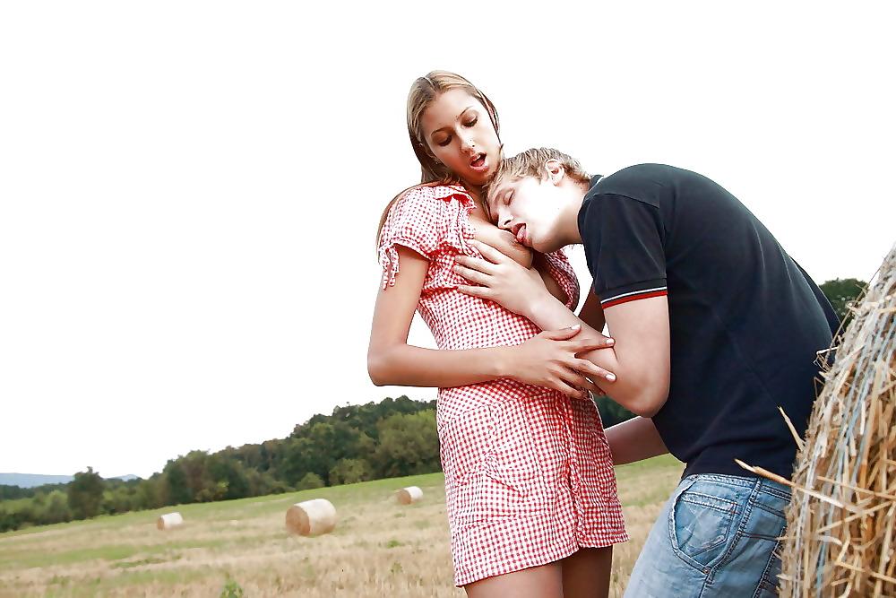 22P Bauernsex auf Strohballen teensex on bale of straw blond 1