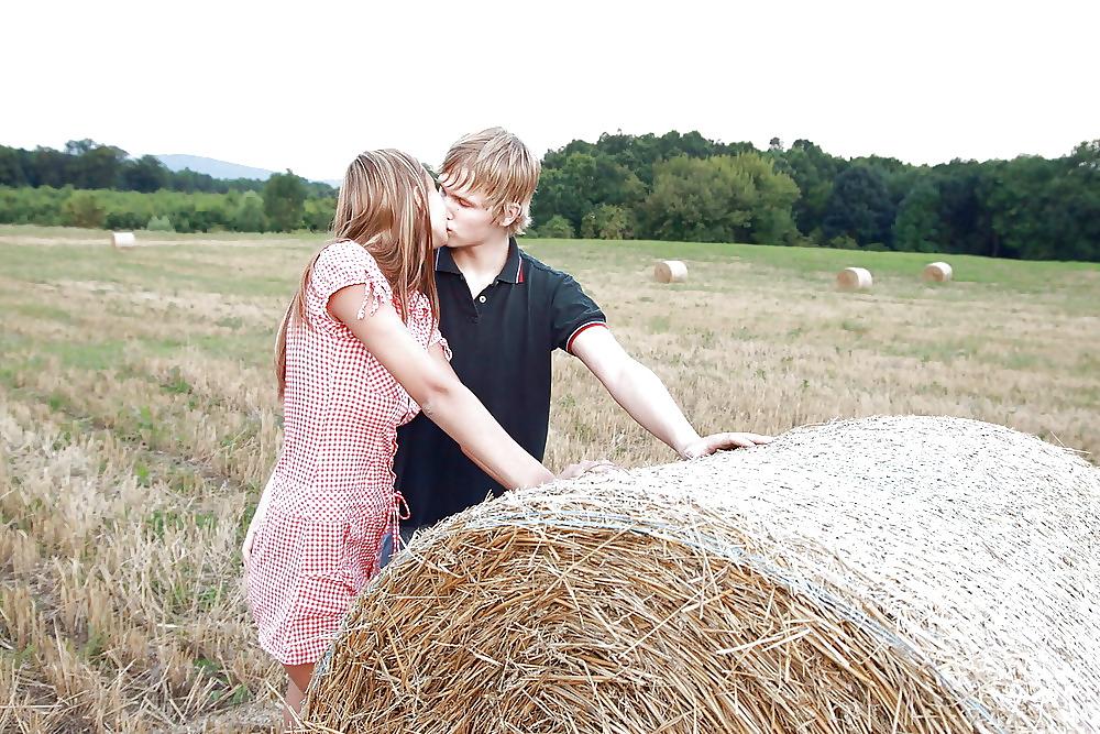 22P Bauernsex auf Strohballen teensex on bale of straw blond 1