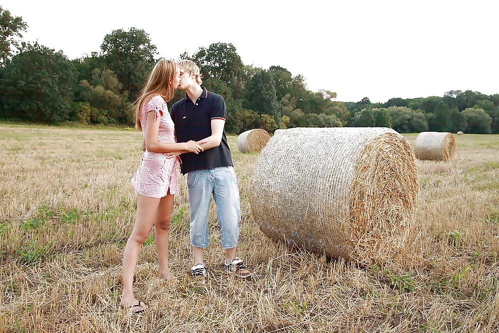 22P Bauernsex auf Strohballen teensex on bale of straw blond 1