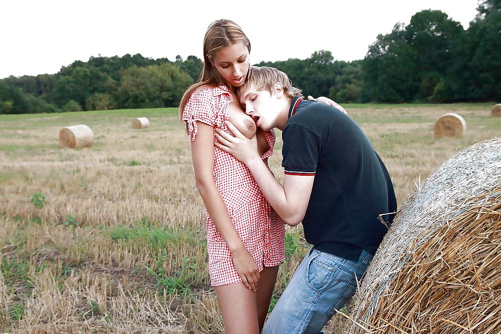 22P Bauernsex auf Strohballen teensex on bale of straw blond 1