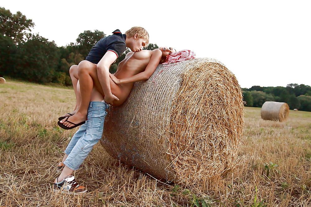 22P Bauernsex auf Strohballen teensex on bale of straw blond 1