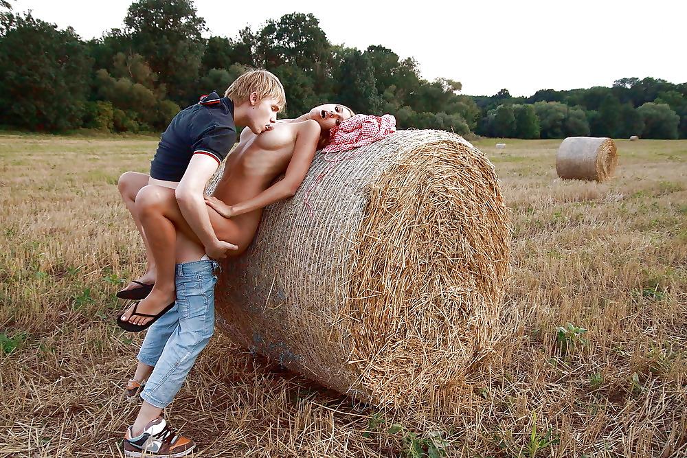 22P Bauernsex auf Strohballen teensex on bale of straw blond 1