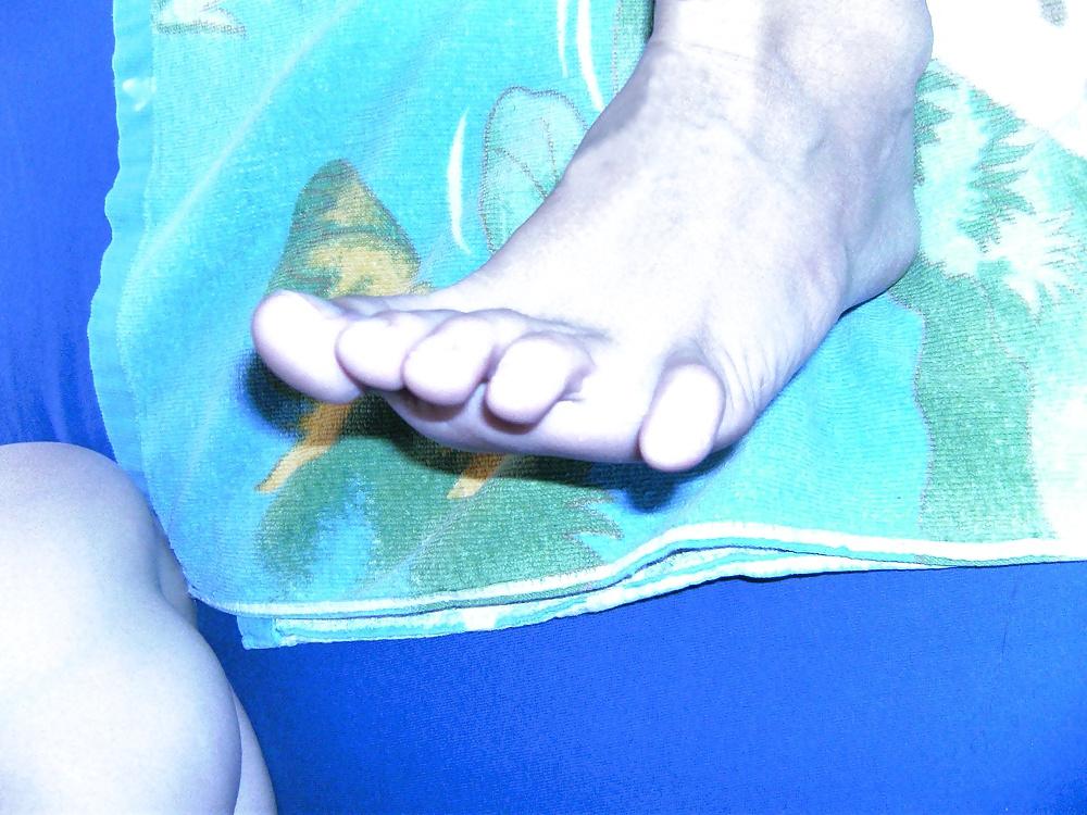 16P Kiki 's Feet - Foot model curls her flexible toes