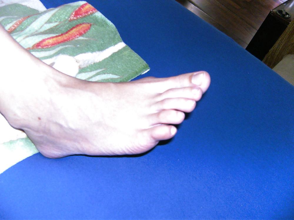 16P Kiki 's Feet - Foot model curls her flexible toes