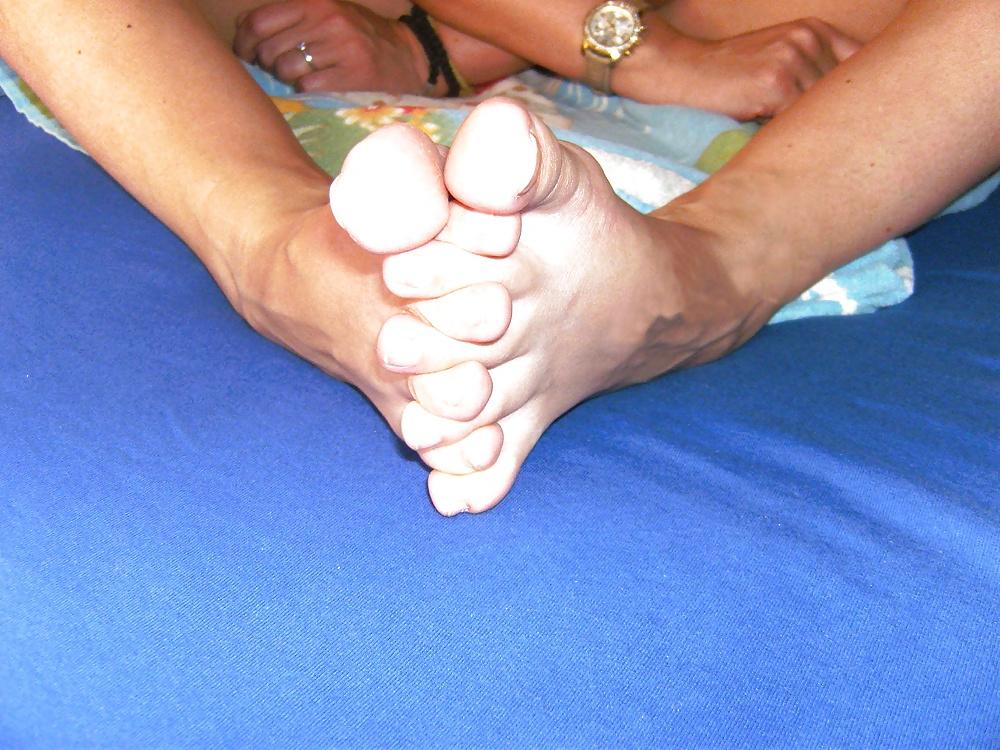 16P Kiki 's Feet - Foot model curls her flexible toes