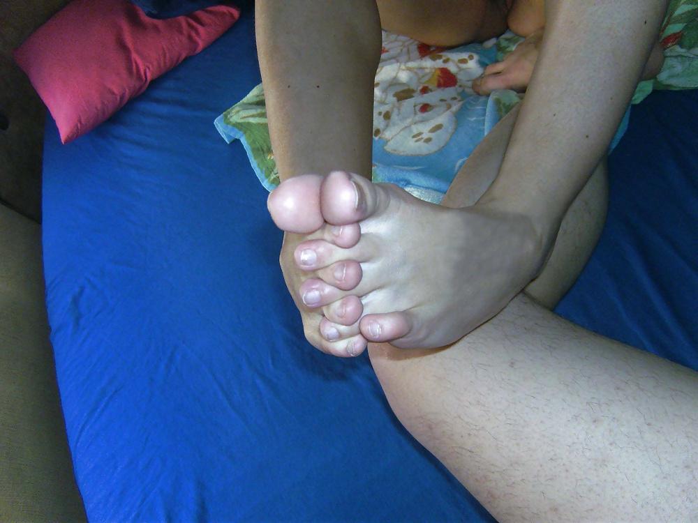 16P Kiki 's Feet - Foot model curls her flexible toes