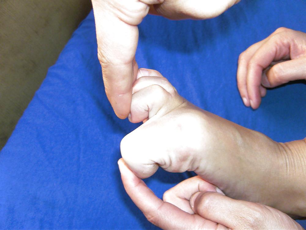 16P Kiki 's Feet - Foot model curls her flexible toes