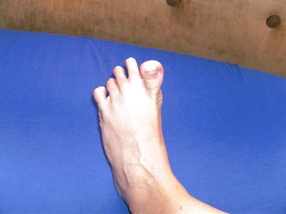 16P Kiki 's Feet - Foot model curls her flexible toes