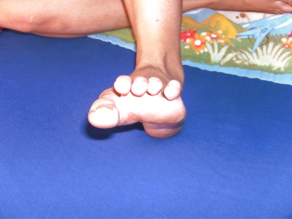 16P Kiki 's Feet - Foot model curls her flexible toes