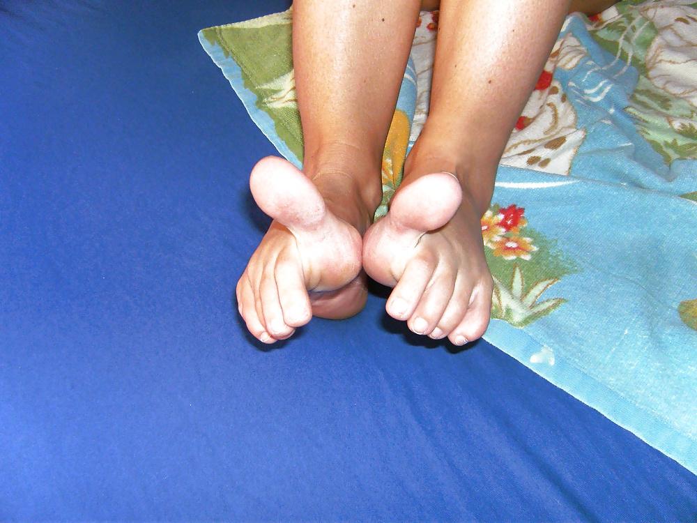 16P Kiki 's Feet - Foot model curls her flexible toes