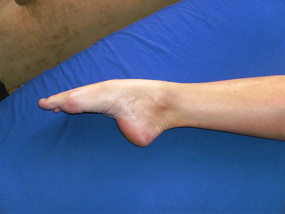 16P Kiki 's Feet - Foot model curls her flexible toes