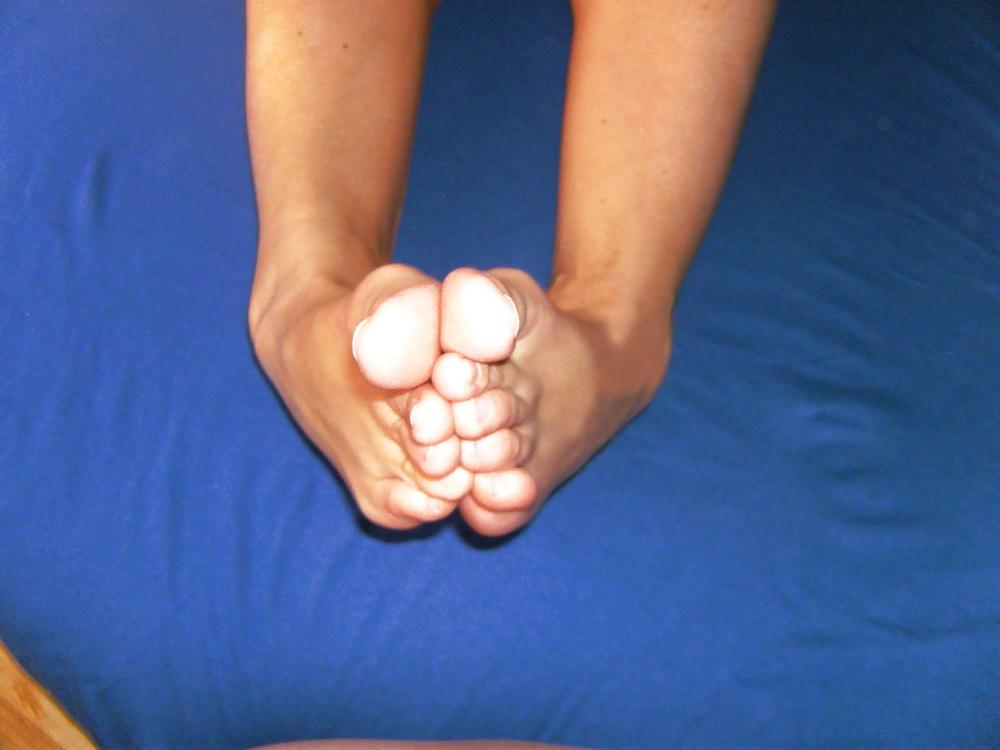 16P Kiki 's Feet - Foot model curls her flexible toes