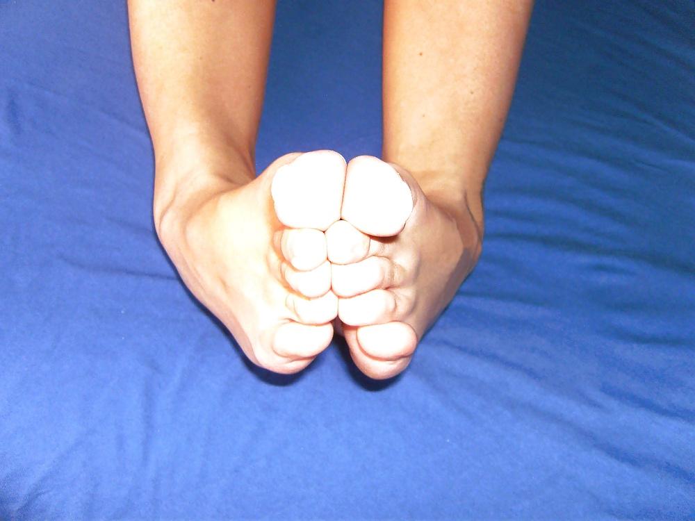 16P Kiki 's Feet - Foot model curls her flexible toes