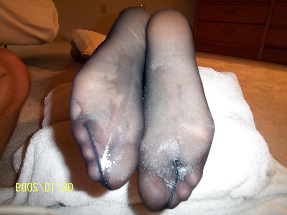 11P Footjob and 2 cumshots on tied nylon soles