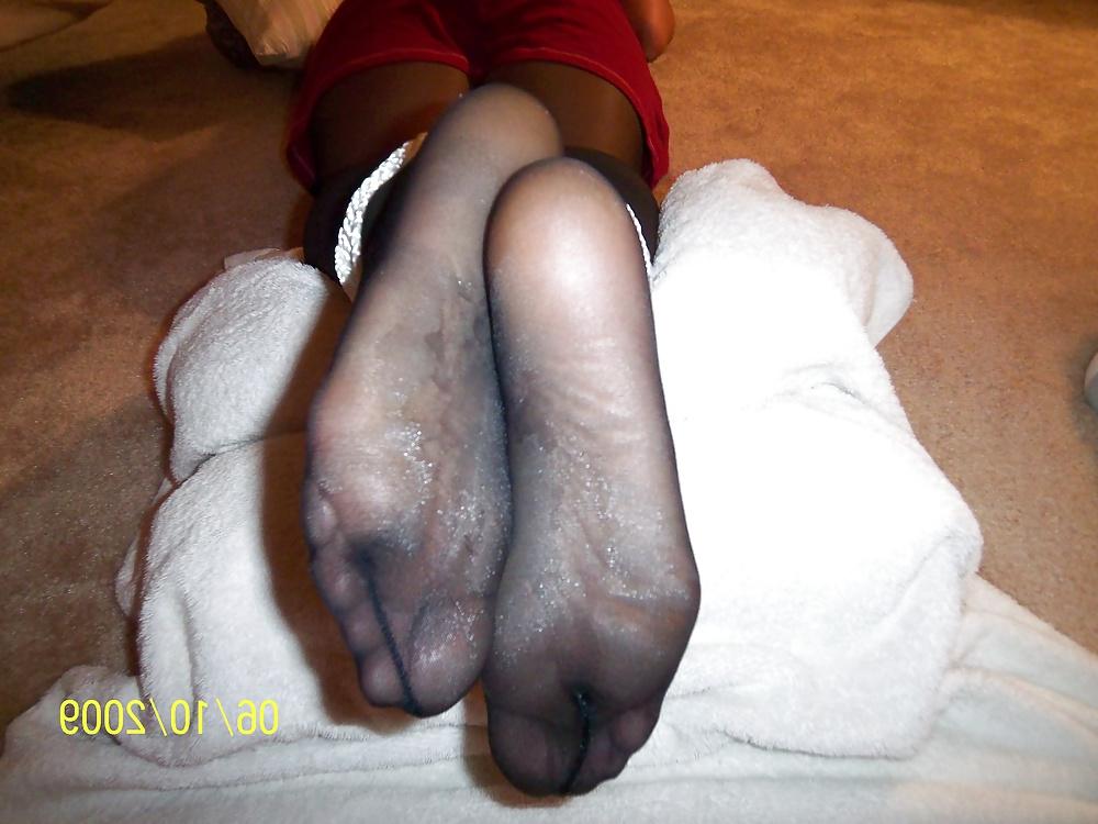 11P Footjob and 2 cumshots on tied nylon soles
