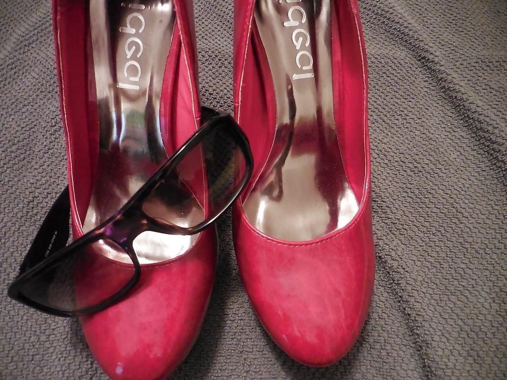 18P Big cumshot on her red High Heels and her sunglasses