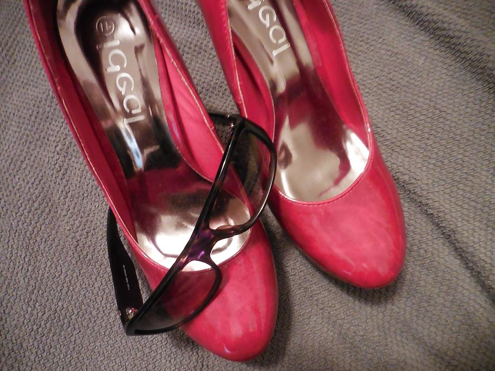 18P Big cumshot on her red High Heels and her sunglasses
