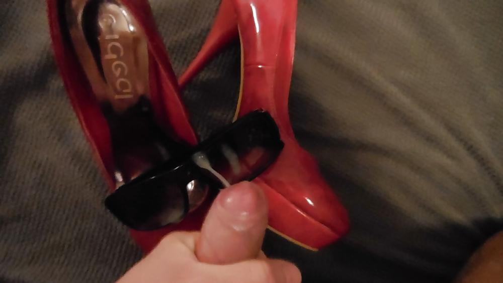 18P Big cumshot on her red High Heels and her sunglasses