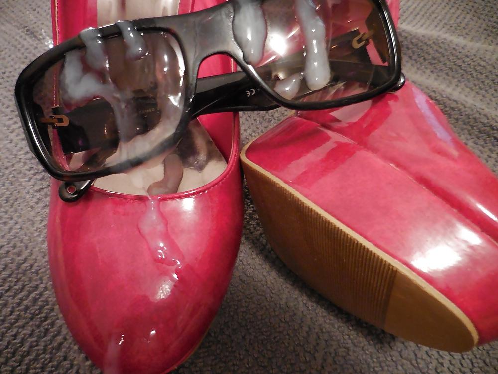 18P Big cumshot on her red High Heels and her sunglasses