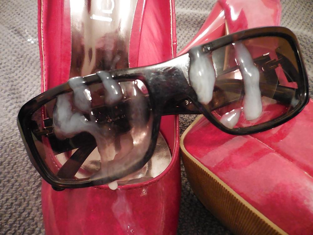 18P Big cumshot on her red High Heels and her sunglasses