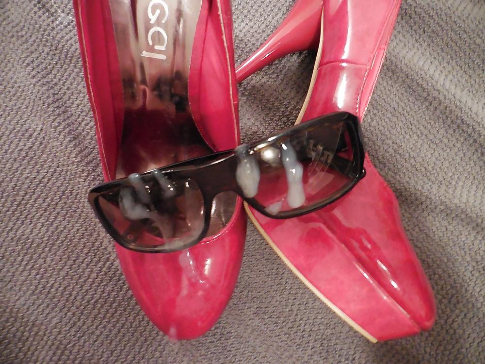 18P Big cumshot on her red High Heels and her sunglasses